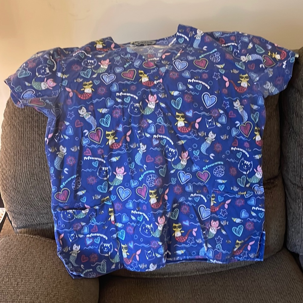 Bannock court scrub top- mermaid cats
